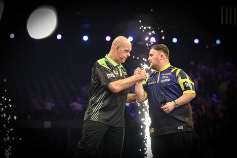 Stand Premier League Darts | Michael van Gerwen kent uitstekende start, Luke Littler stelt teleur
