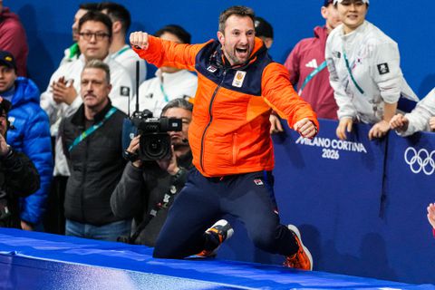 Bondscoach Niels Kerstholt moet zichzelf rustig houden na vierde shorttrackgoud: 'Dan hou je geen energie over'