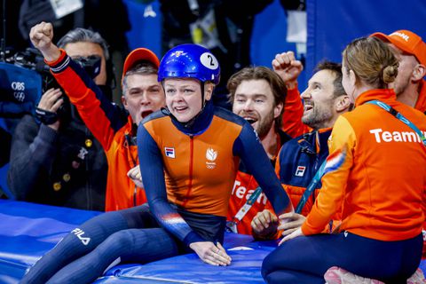 Dubbel gouden Xandra Velzeboer viert groot feest: knuffel met zusje, keihard high-five en ereronde met vlag