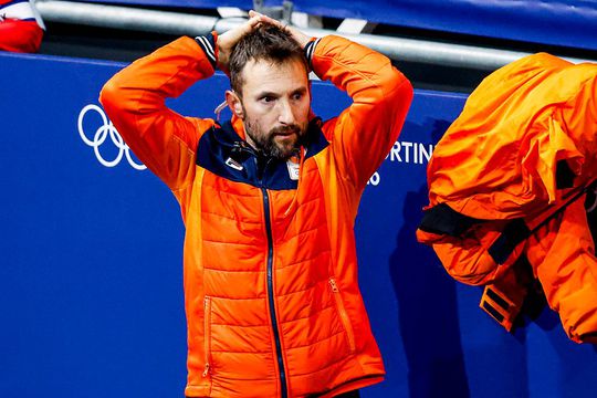 Nederlandse bondscoach komt met verrassend bedankje na nieuw olympisch shorttracksucces: 'Wij staan ook in loopgraven'