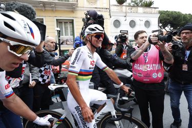 'Was niet super hard': Mathieu van der Poel laat niets heel van tactiek UAE in Milaan-San Remo