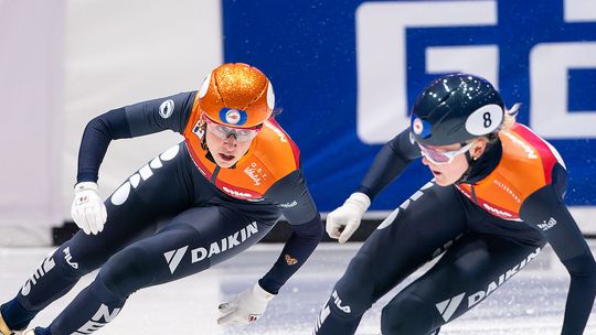 Nederlandse vrouwen met gemak naar relayfinale bij WK shorttrack