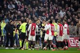 Ajax ontsnapt aan drama bij jubileumduel tegen AZ, PSV kruipt dichterbij