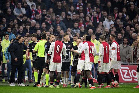 Ajax ontsnapt aan drama bij jubileumduel tegen AZ, PSV kruipt dichterbij