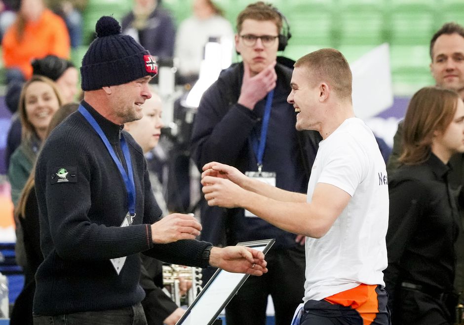 Ex-tophockeysters ‘krijgen cadeautje’ van Erben en Joep Wennemars: ‘Ik had tranen in mijn ogen’