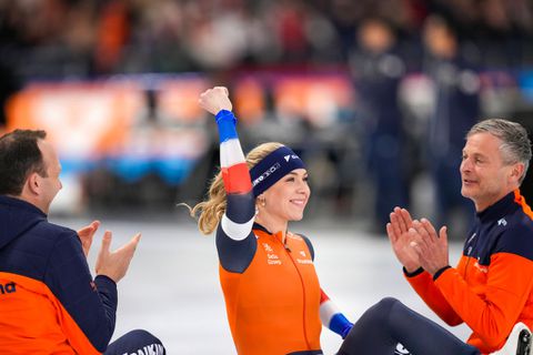 Schaatskoningin Joy Beune steelt met derde wereldtitel de show bij WK afstanden