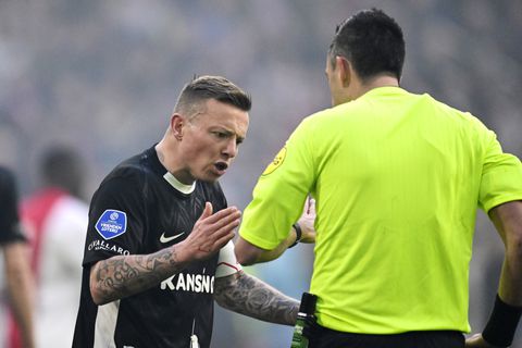 Tierende AZ'er Jordy Clasie witheet op scheids Dennis Higler: 'Werkelijkwaar schandalig'