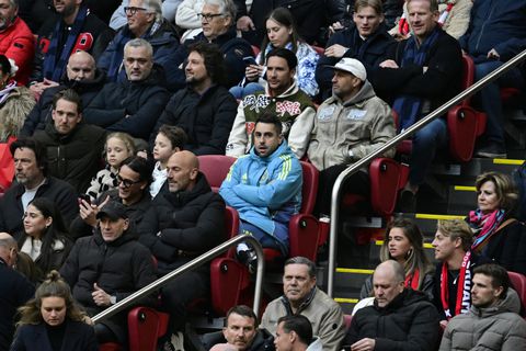 Scheidsrechter Dennis Higler baart opzien en geeft bizarre dubbele gele kaart tijdens Ajax-AZ