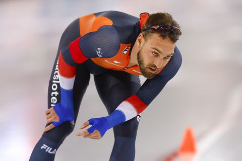 Veelbesproken Kjeld Nuis zakt bij WK afstanden op 1500 meter door het ijs, ook Jordan Stolz grijpt weer mis