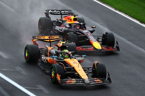Max Verstappen moet na bizarre slotfase zege aan rivaal Lando Norris laten in natte Grand Prix van Australië