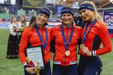 Suzanne Schulting (links) samen met Angel Daleman (midden) en Jutta Leerdam (rechts) met hun gouden medaille na het behalen van de eerste plek op de team sprint tijdens de WK afstanden in Hamar © Pro Shots.