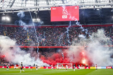 Start van Ajax - AZ ellenlang uitgesteld wegens bijzondere actie supporters