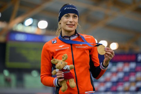 Dit verdient Femke Kok met wereldtitel en zilveren medaille op WK afstanden