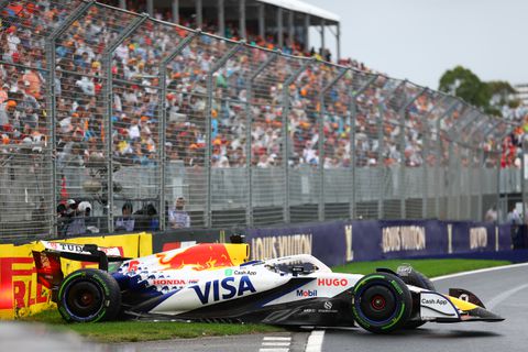 Dramatische start van nieuw Formule 1-seizoen: rookie gaat bij debuut direct huilend van de baan