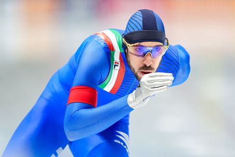 Nederlanders missen opnieuw podium op langste afstand WK afstanden, Italiaan viert feest