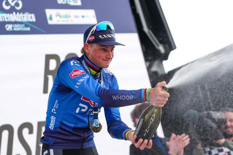 Mathieu van der Poel krijgt snoeiharde kritiek na 'trainingsrit' in Tirreno-Adriatico: 'Ben je een domkop?'