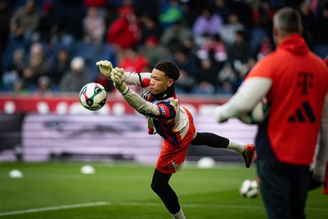 Bayern München gunt piepjonge keeper droomdebuut in Champions League en schrijft geschiedenis