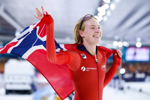 Ook ludieke schaatsclash tussen vrouw en man in Noorwegen: kampioene Ragne Wiklund durft het aan