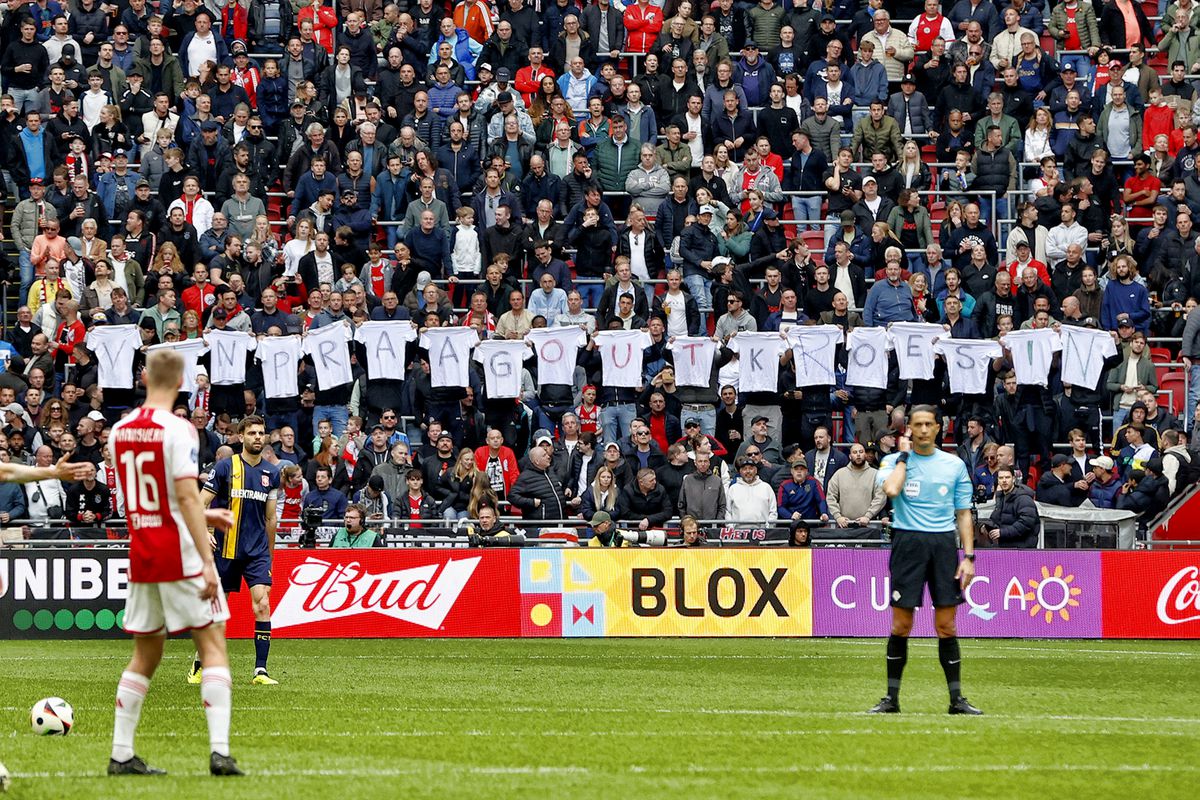 Supportersvereniging Ajax stuurt brandbrief en staat achter Alex Kroes: 'Er is werk aan de winkel'