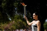 Olympische vlam ontstoken in Griekenland en onderweg naar Parijs