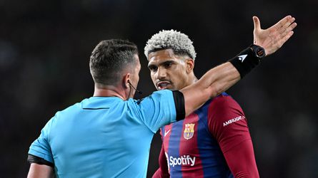 FC Barcelona-speler Ronald Araújo reageert op opvallende kritiek van ploeggenoot na rode kaart tegen PSG