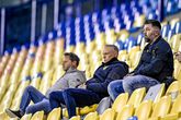 Vitesse-bestuurders op een lege tribune. De problemen zijn gigantisch bij de club. © Pro Shots