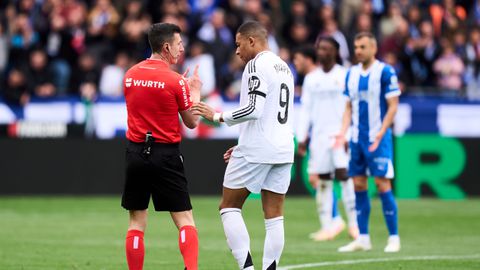 Topvoetballer Kylian Mbappé hoort schorsing na zware aanslag