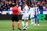 Kylian Mbappé in gesprek met de scheids na zijn rode kaart tegen Deportivo Alaves. ©Getty Images