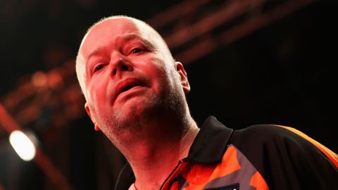 Opmerkelijke actie Raymond van Barneveld bij Premier League Darts in Ahoy: 'Vergeet ik nooit meer'