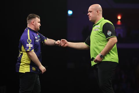 Getergde Michael van Gerwen heeft duidelijke boodschap voor Luke Littler en Luke Humphries