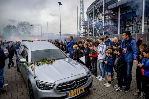 Kritiek op Feyenoord ondanks fraai eerbetoon aan overleden Leo Beenhakker: 'Hij is er aan kapot gegaan'