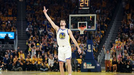 'Batman' en 'Robin' stelen de show voor Golden State Warriors in play-in NBA, grote rol voor Nederlander