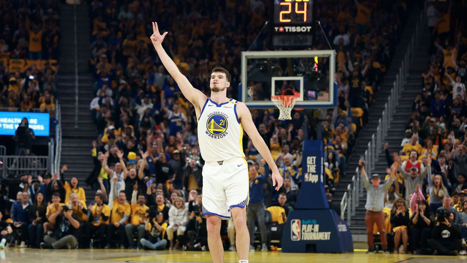 'Batman' en 'Robin' stelen de show voor Golden State Warriors in play-in NBA, grote rol voor Nederlander