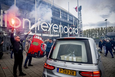 Emotionele laatste eer bewezen aan Leo Beenhakker bij De Kuip: 'Het was een fantastisch mens'