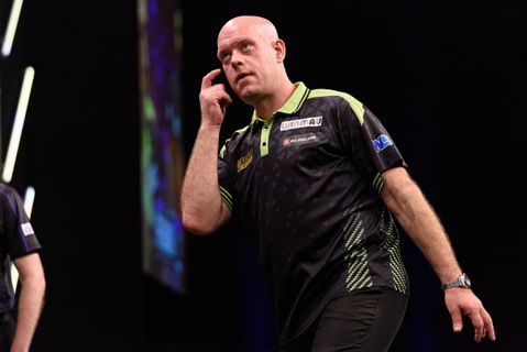 Topdarter Michael van Gerwen zet rampzalige reeks in Ahoy door: 'Doet af en toe pijn aan mijn ogen'