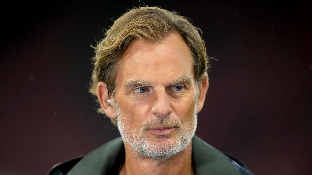 voetbalicoon-ronald-de-boer-wilde-tijd-inhalen-met-dochters-na