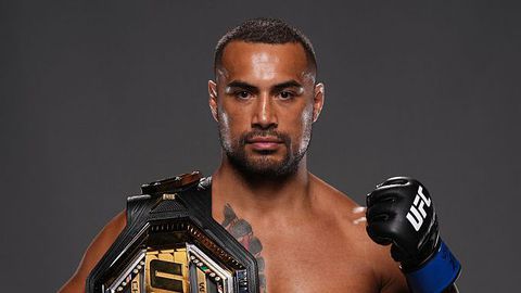 Topvechter (35) grijpt wereldtitel maar raakt prijs op bizarre manier kwijt na uit de hand gelopen feestje