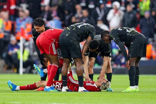 Door drama getroffen Liverpool-aanvaller laat in emotionele post voor het eerst van zich horen