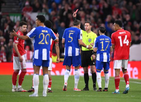 Scheidsrechter Danny Makkelie deelt rode kaart uit aan FC Porto van Francesco Farioli in cruciaal Europa League-duel