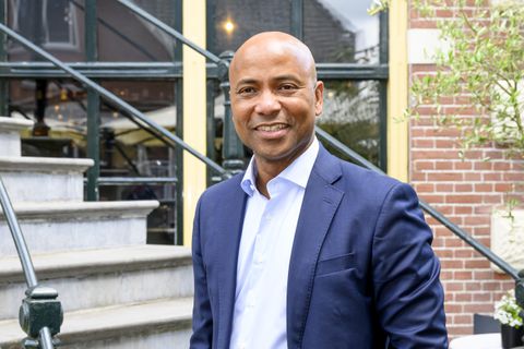 'Intense kus' bevestigt geruchten over nieuwe liefde van ex-sportpresentator met 24 jaar jongere vriendin