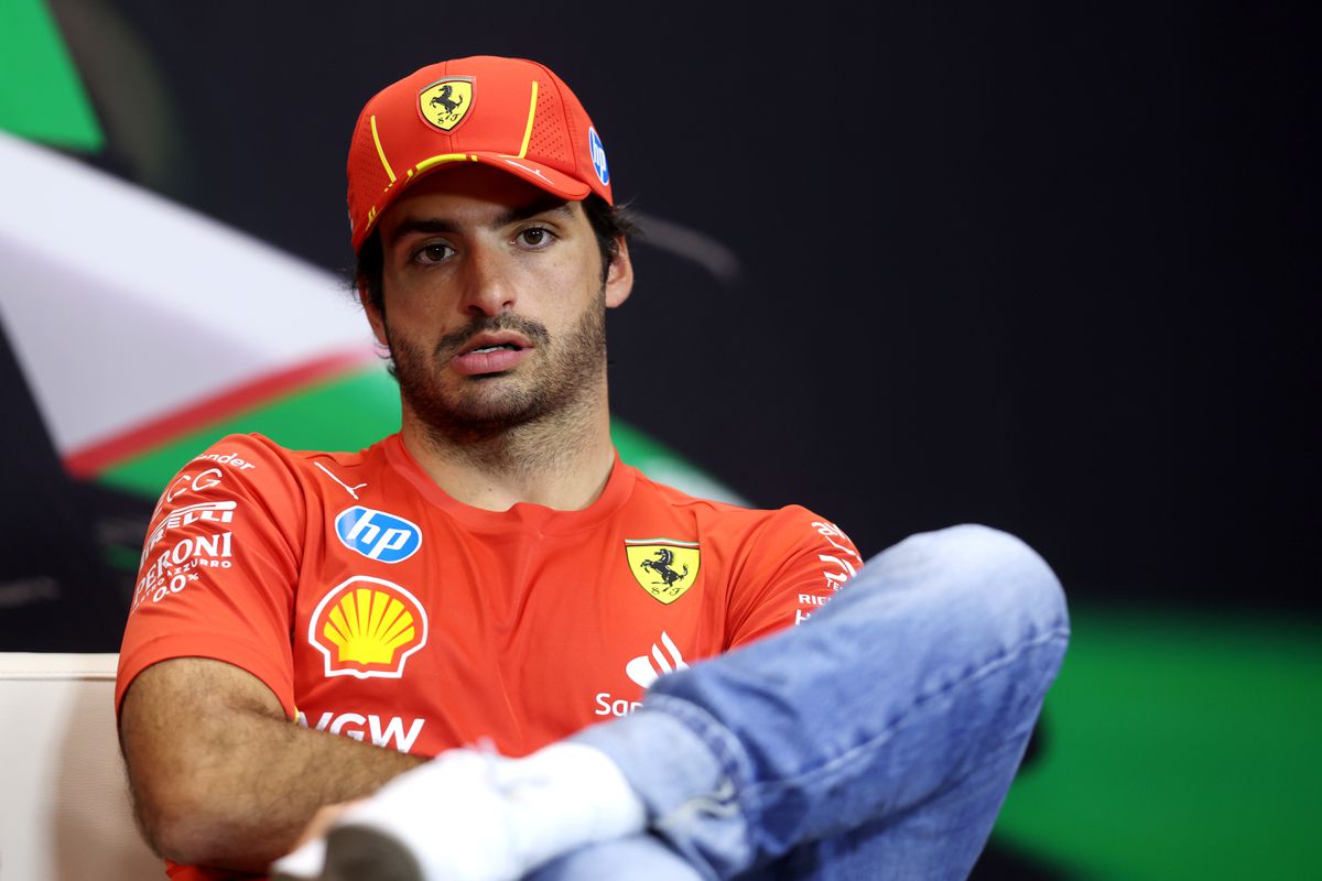 Weggestuurde Carlos Sainz weet nog niet waar zijn toekomst ligt na Ferrari: 'Er zit geen vaart in'