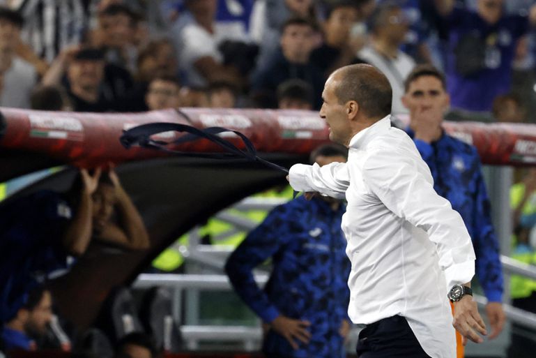 Juventus-trainer Allegri gedraagt zich als een malloot: jasje en stropdas op de grond, knopen overhemd kapot