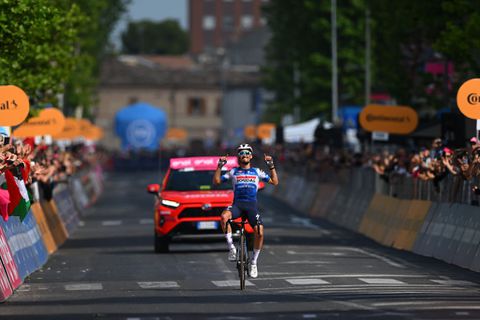 Julian Alaphilippe pakt magistrale zege in heuvelrit na bizarre solo in de Giro d'Italia