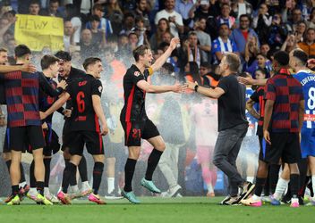 Barcelona-spelers fietsen naar ziekenhuis om kampioensfeest te vieren met zieke ploeggenoot