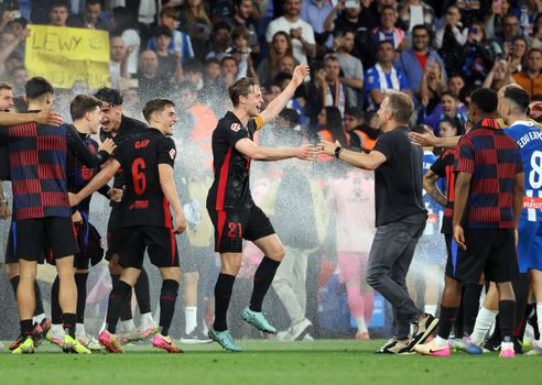 Barcelona-spelers fietsen naar ziekenhuis om kampioensfeest te vieren met zieke ploeggenoot