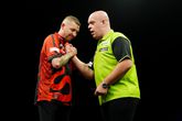 Nathan Aspinall en Michael van Gerwen ©Getty Images
