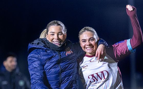 'Mooiste voetbalster' brengt hoofd van fans op hol met opvallende foto vanuit slaapkamer