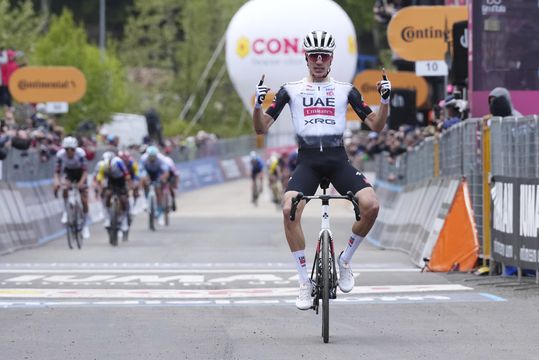 Spektakel in lastige Giro-etappe: nieuwe drager roze trui, ondanks tijdverlies