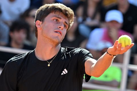 Toptennisser zorgt met te lange boodschap voor merkwaardig voorval én wordt bestraft