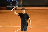 Van schorsing teruggekeerde toptennisser Jannik Sinner zet met finaleplaats in Rome unieke reeks neer